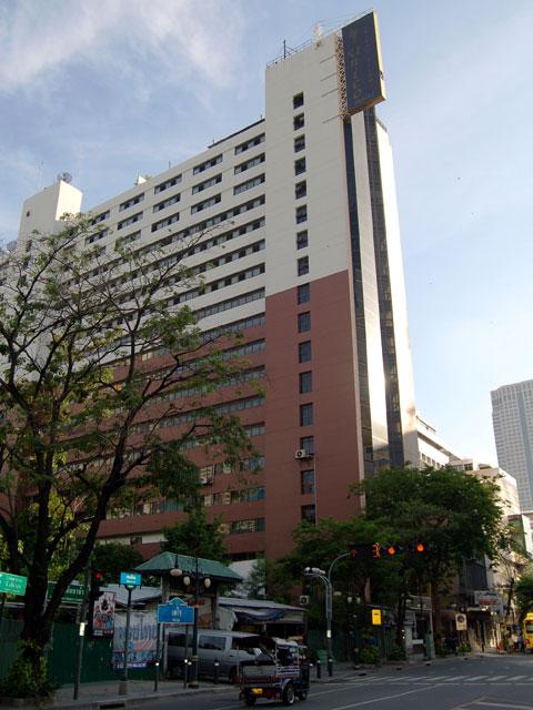 お墓を過ぎたところにあるユニコグランデシーロム