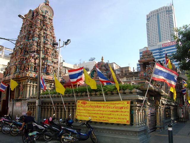左手　SRI MAHAMARIAMMAN TEMPLE
