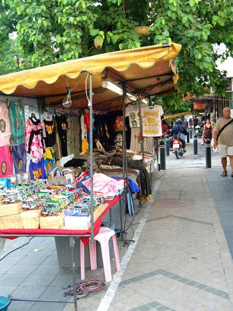 右手、ソフィテル近辺のシーロム通り、屋台もまばらです