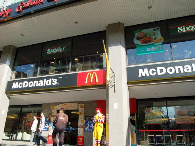 ANAのオフィスが入っているCPタワー　マクドナルドが1階にあります