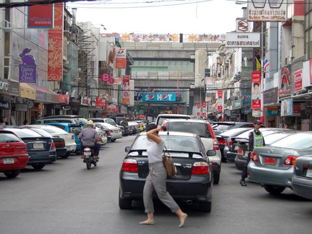 道は車でびっしり