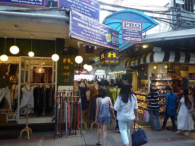 気にいるお店があるかな～とブラブラ