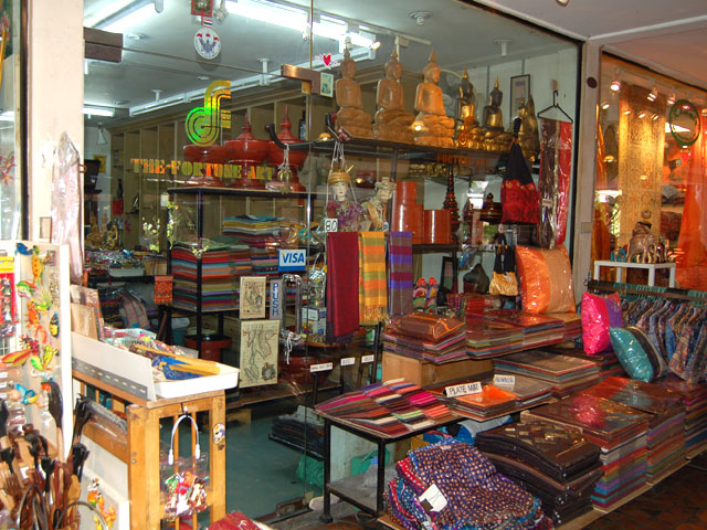 タイ雑貨のお店が並びます
