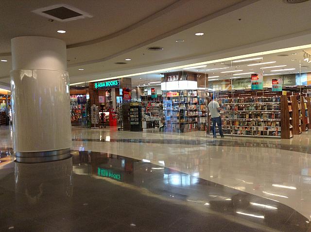 タイ人は本屋で立ち読みする人が多いです
