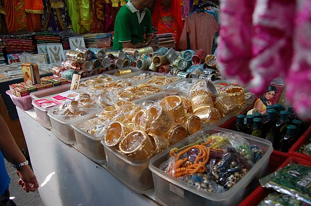 インド調のアクセサリーがあるのも「パフラット市場」ならでは！