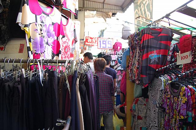 タイらしく派手派手の服が大きなサイズまでご用意あり