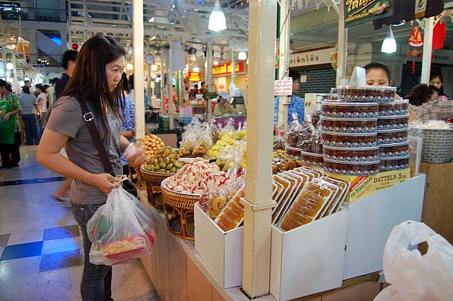 綺麗に包装されたお菓子も多く、大量に購入していく人も。