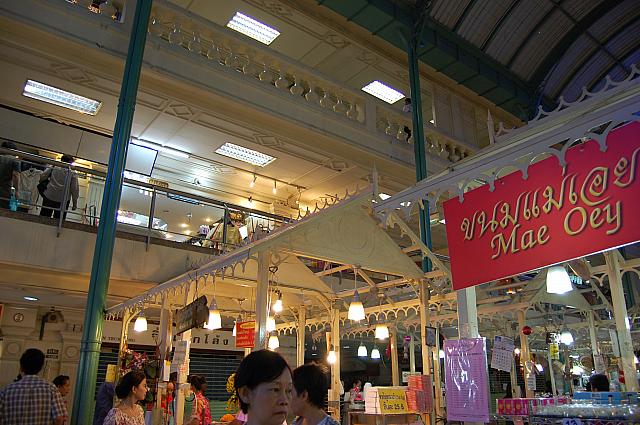 上の階まで吹き抜けで広々とした印象
