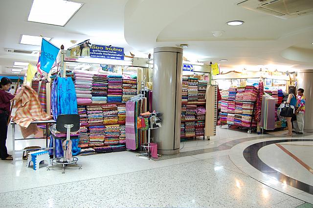 フロアの半分ほどが生地やタイシルクのお店