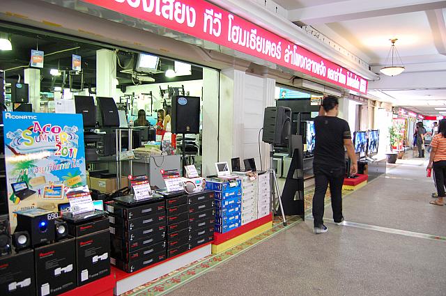 電化製品のほかにもスーパーマーケットが入っていたりと見どころ満載