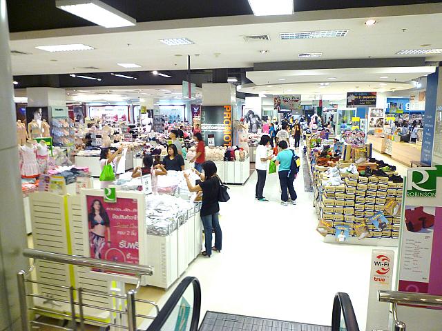 タイでは人気ブランド製品もセール中？