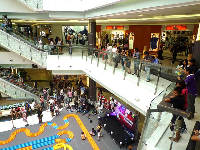週末にはイベントが開催されることがおおく、さらに来客数も増えます。