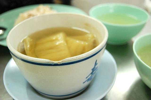 ご飯だけでは物足りない！スープも注文♪