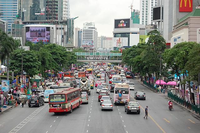 BTSチットロム駅で下車します。ラチャダムリ通りをペチャブリー通り方面に向かって歩きます。途中、右側にスーパーマーケットBicCを通り過ぎます。