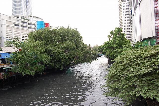 少し行くと運河があり、渡った先が「ペチャブリー通り」です。