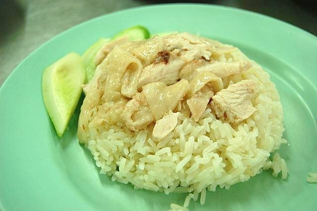 ふわふわご飯に柔らかい鶏肉がのっていて最高！