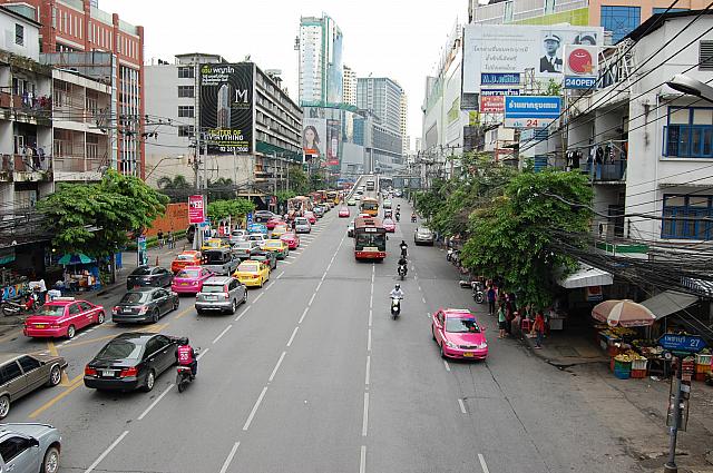 ペチャブリー通りを左折して約50ｍ進むと店に到着です。