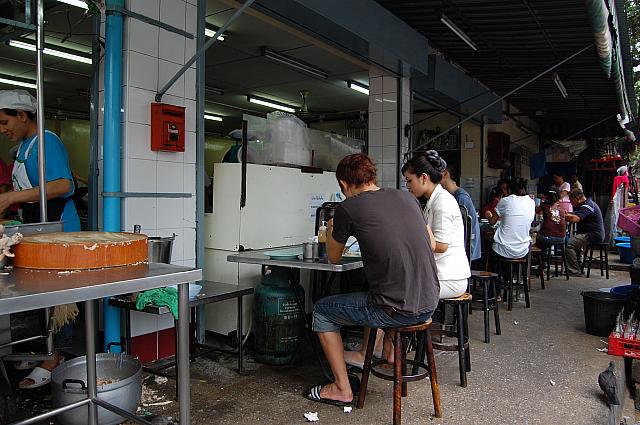 外にも少し席があり、中よりは空気の流れよし！？