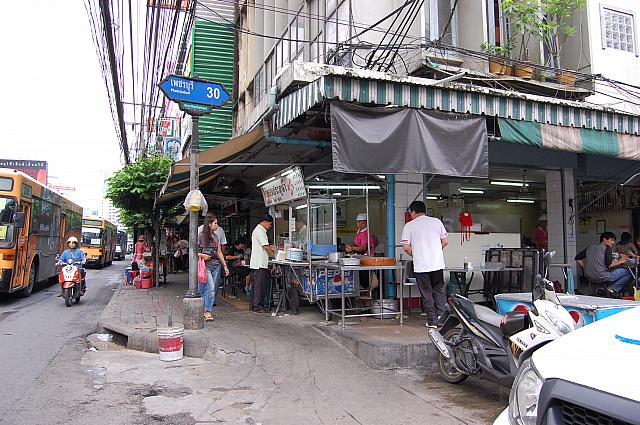 目印はピンクのポロシャツとSoi（路地）30です！