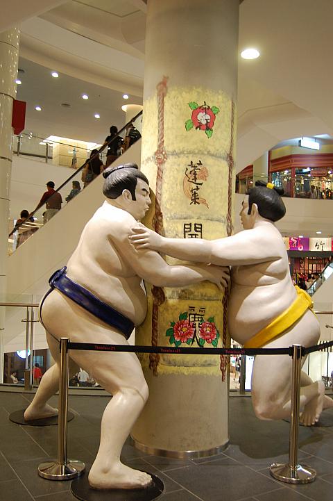 柱に間に相撲をとっています