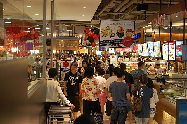 日本のデパ地下と同じように地下には美味しいグルメが盛りだくさん