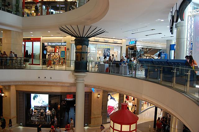 吹き抜けになった店内は白を基調としたっ清潔感のある壁色