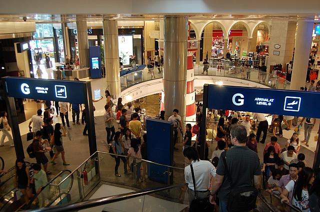 エスカレーターをくぐるたびに新たな旅が始まります！