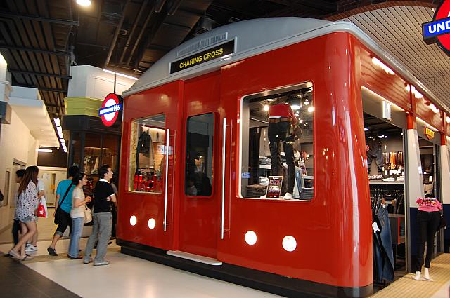 エレベーターを降りて目の前に現れるのが地下鉄の電車