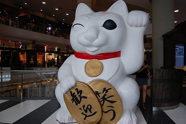 商売繁盛！巨大招き猫がお迎え♪
