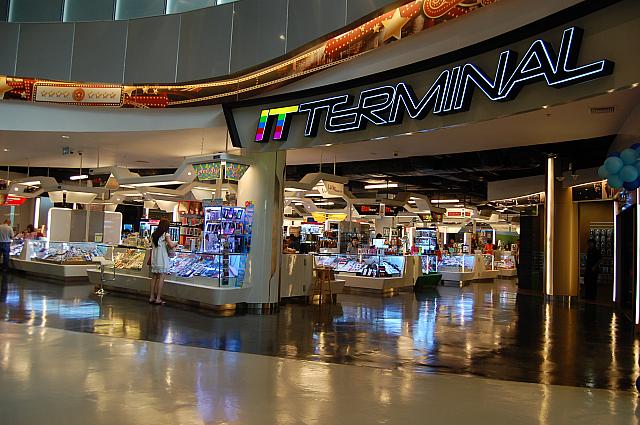 映画館の横には「IT ターミナル」という携帯電話などの機械を取り扱っています