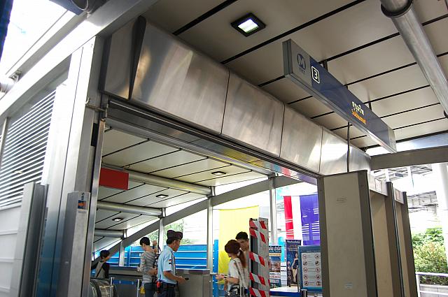 地下鉄スクンビット駅からも急な雨に濡れることなく行くことができます
