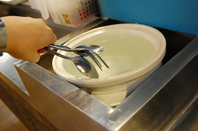 フォークとスプーンは熱湯で殺菌すると安心です