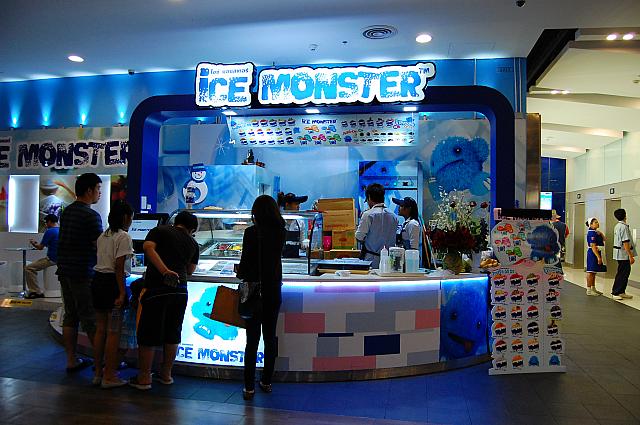 「ピア２１ フード ターミナル」を一歩でると、飲食店が広がります。