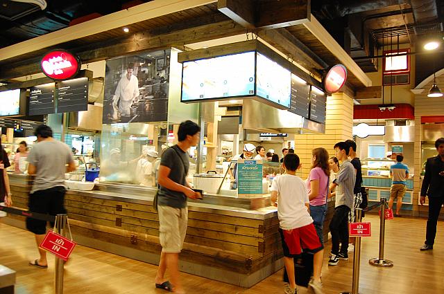 フードコートは人気のあるお店に偏りがありますが、「ピア２１ フード ターミナル」はどこのお店も人気があるようです