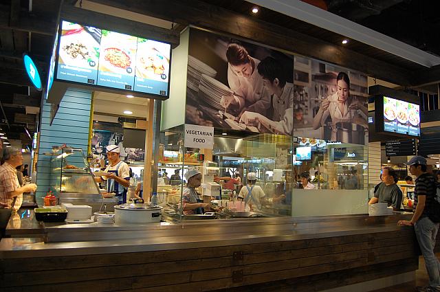 左にあるお店はベジタリアンのお店