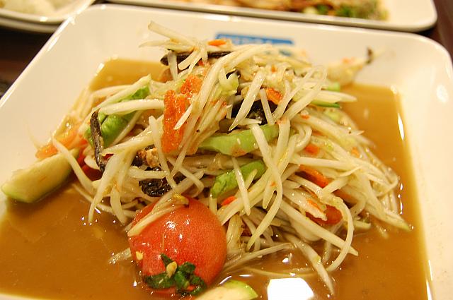 辛くしないでと伝えたけど、それでも辛かったソムタム。タイ人にとってはこの味付けは辛くないということでしょう。