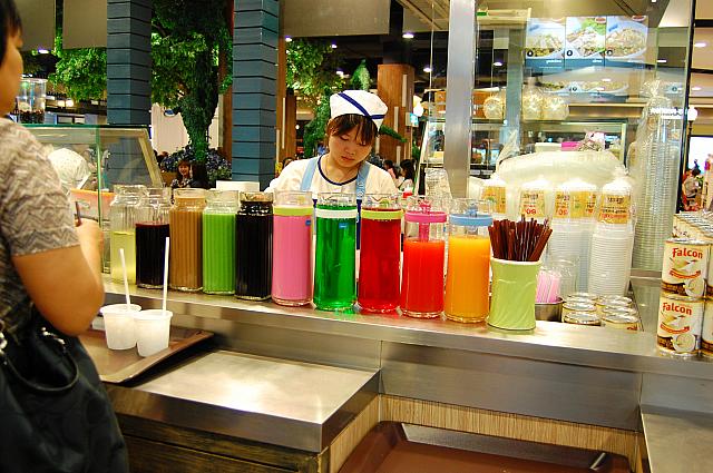カラフルな飲み物が多いドリンクコーナー