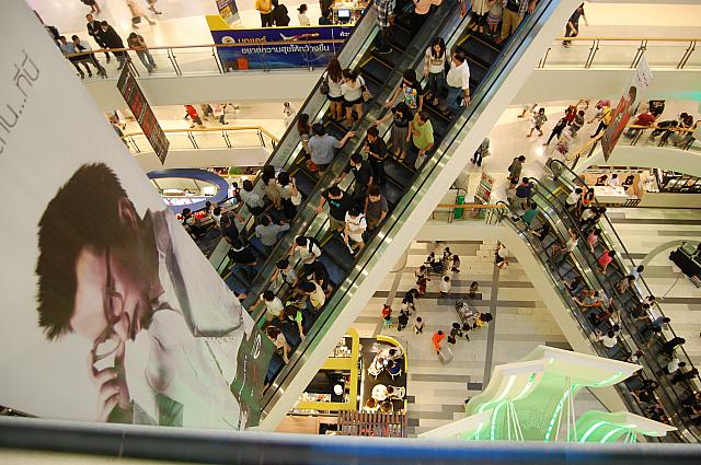 新未来型設計のような複雑なおしゃれな店内
