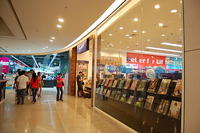 タイの雑誌や本、洋書などがある本屋。
