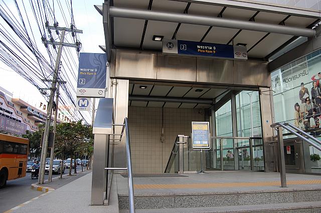 MRTラマ９世駅２番出口をでるとSCのメイン出入口があります