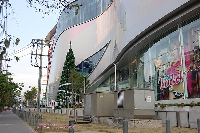 ラマ９世通りとラチャダピセー通りとの交差点近くにオープンした「セントラルプラザ グランド ラマ９」