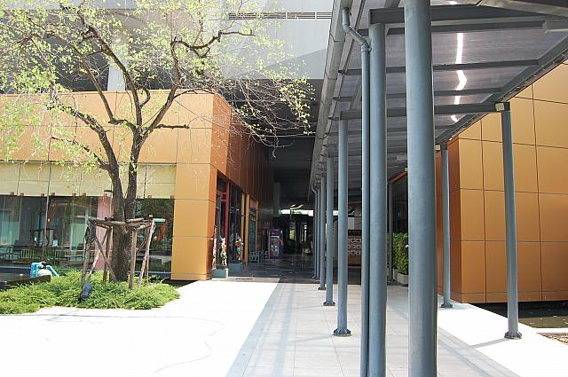 Buildingゾーンの中心は飲食店がある万能「Building E」