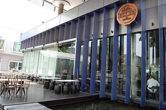 店の周りを池が囲いオシャレ感UP