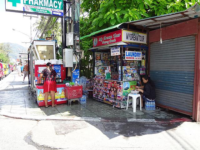 街角にあるツアーカウンター＆売店。