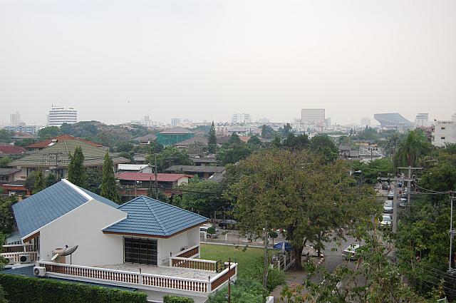 ラマ９世通り地区は住宅街が広がります。