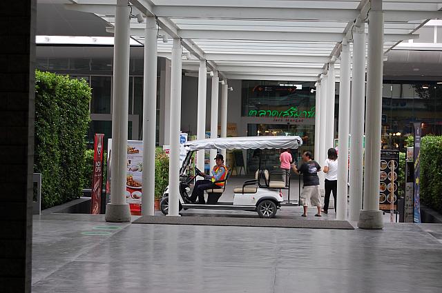 駐車場まで送ってくれるサービス車もあります