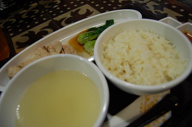 料理はタイ料理以外に、日本食に洋食などいろいろ揃っています。