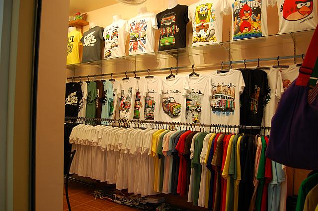 現地のタイ人にも世界中からの旅行者にも人気があるＴシャツはナイトバザールには必須