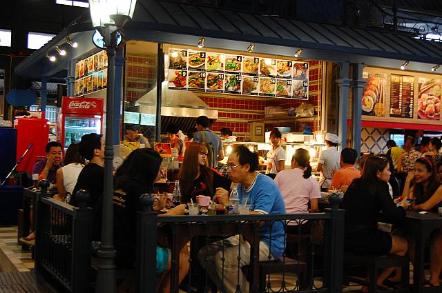 どこのお店も混み合っていますが、少し待っていると席につけそうです。