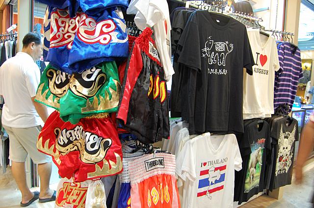 お土産に人気のTシャツは自分用にもいいですよね！